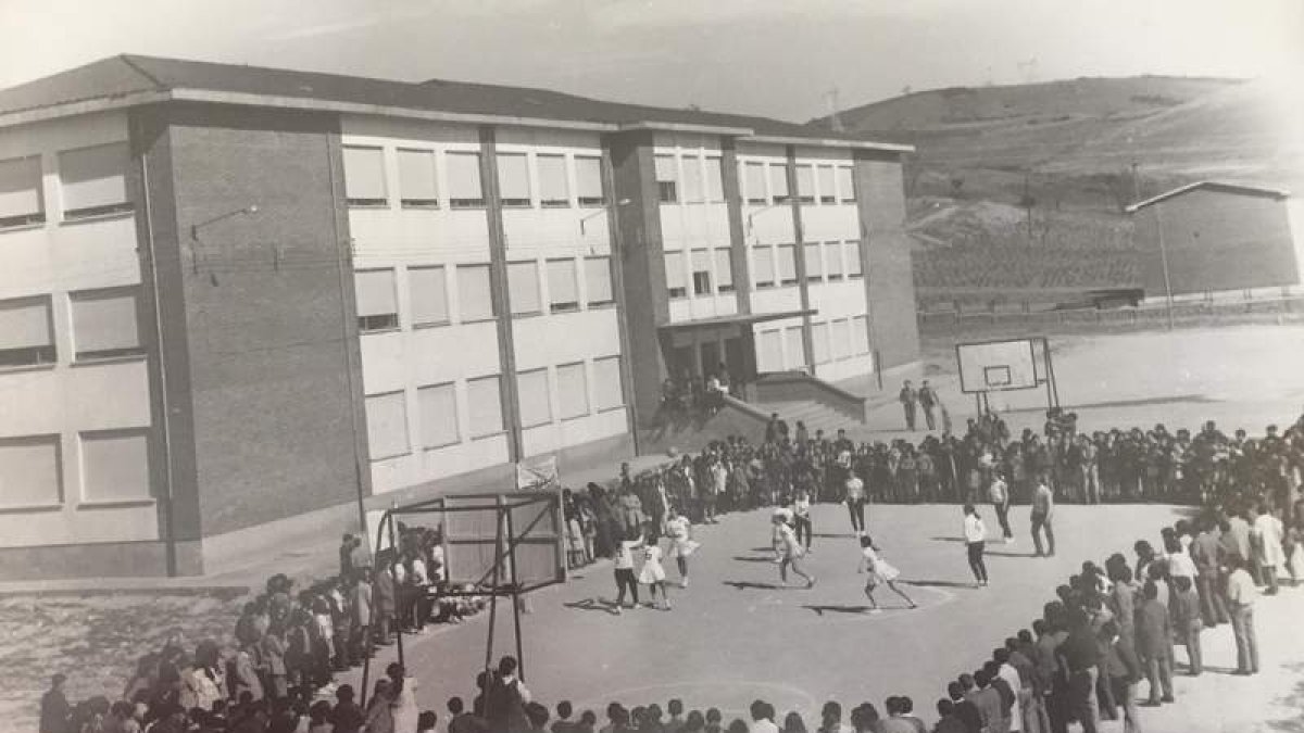 Partido de baloncesto femenino, con el edificio más antiguo, todavía sin las ampliaciones. DL