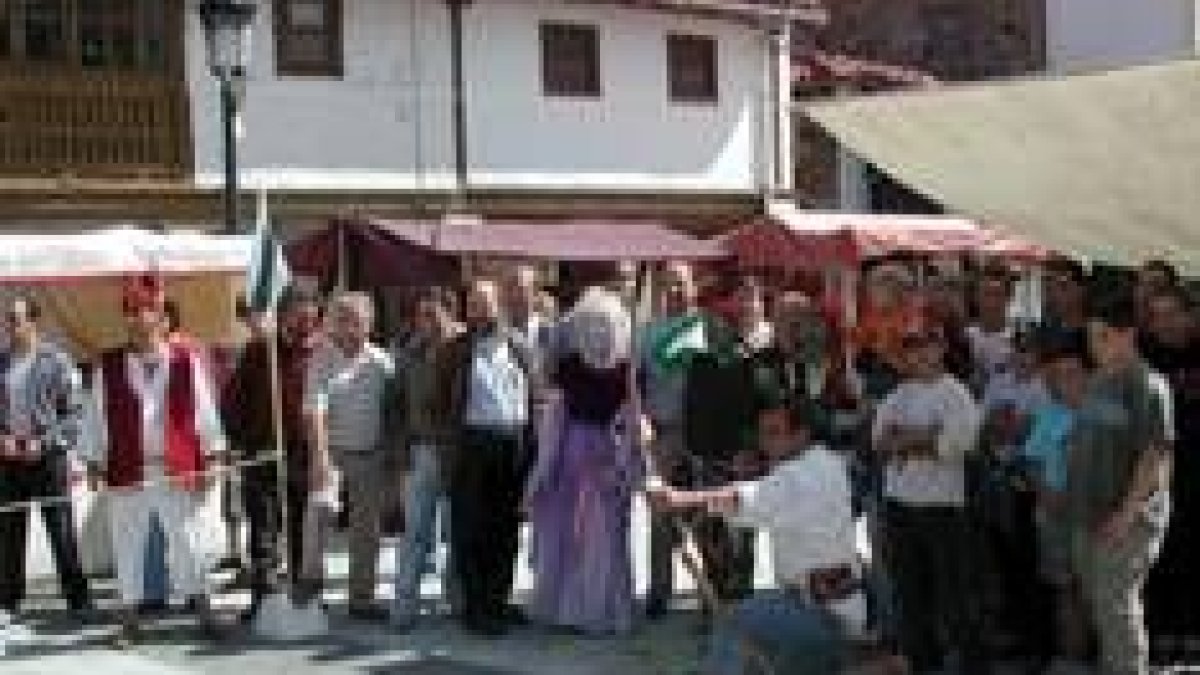 Exhibición de tiro con arco durante el mercado medieval de La Pola de Gordón