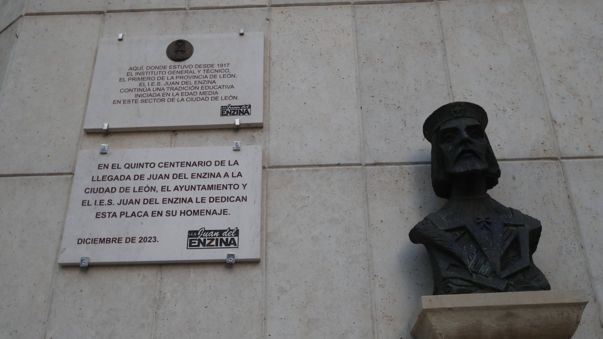 Placa conmemorativa (inferior) de la llegada de Juan del Enzina a León de diciembre de 2023, junto al busto que lo recuerda. RAMIRO