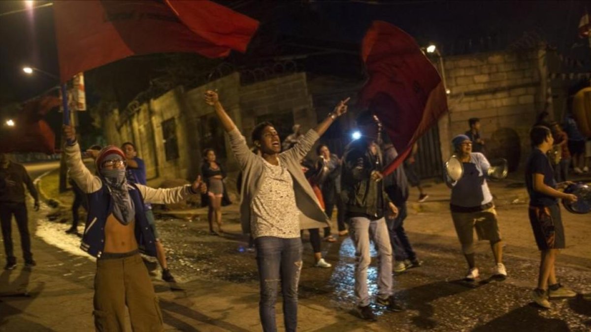 Manifestantes en Tegucigalpa denuncian fraude electoral en Honduras,