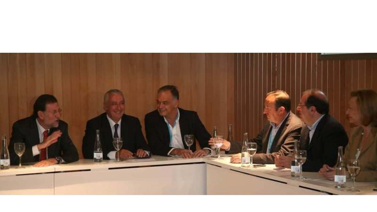 Rajoy, Javier Arenas y González Pons, junto a Herrera y otros presidentes autonómicos.