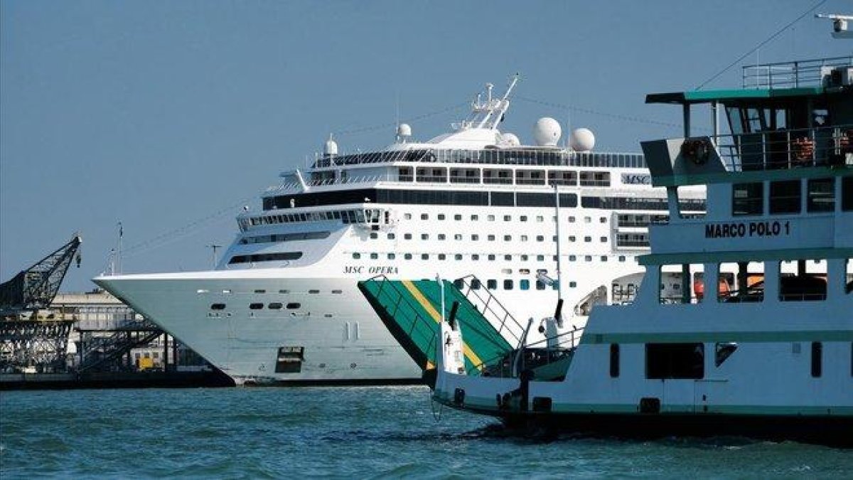 El crucero Opera anclado en el puerto de Venecia, este lunes, tras el choque sufrido el domingo.