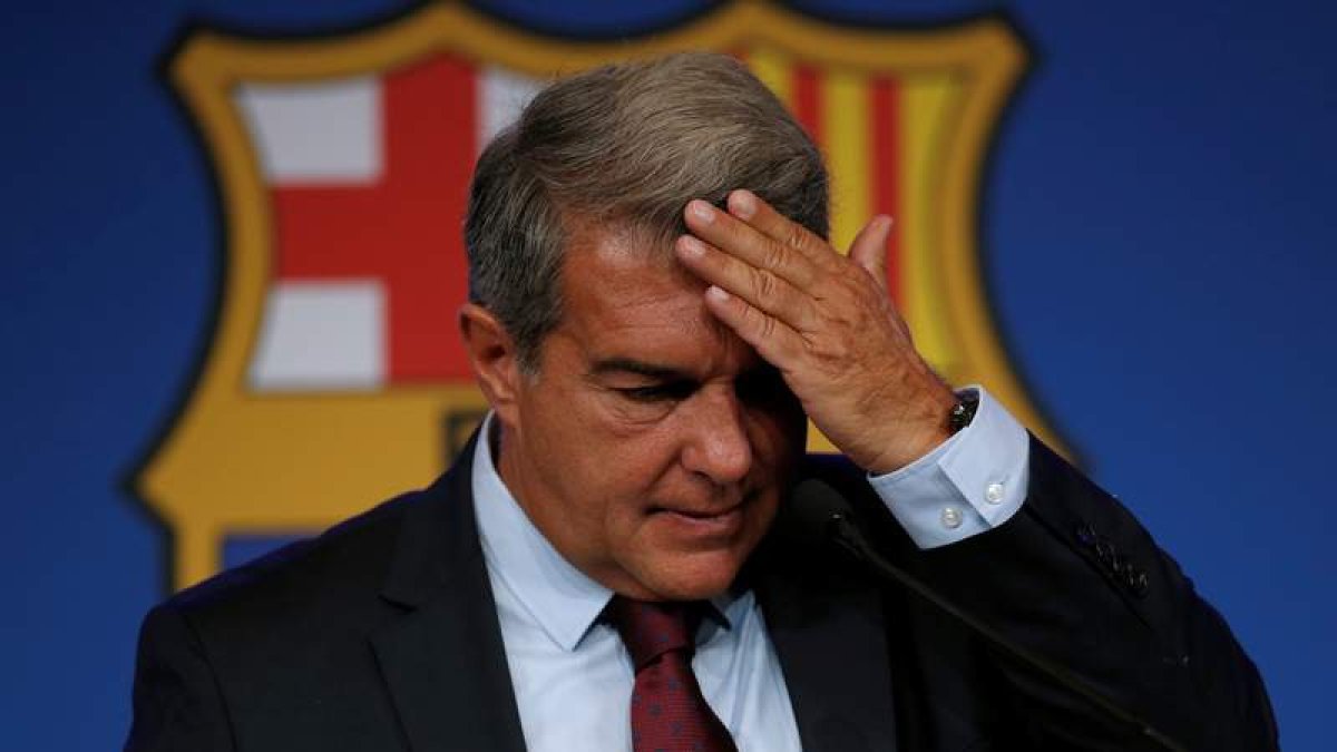 Laporta, con gesto serio, no ocultó su tristeza al anunciar que Messi no vestirá más de culé. ALEJANDRO GARCÍA