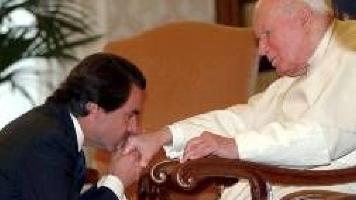 El presidente Aznar besa la mano de Juan Pablo II durante la recepción