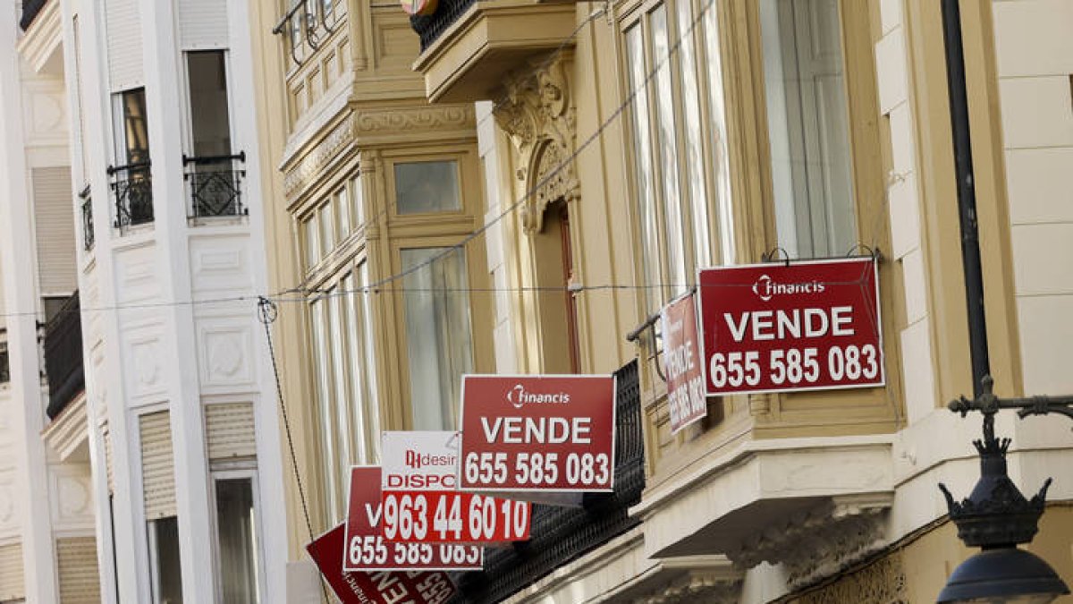 Varias viviendas con carteles de venta. BIEL ALIÑO