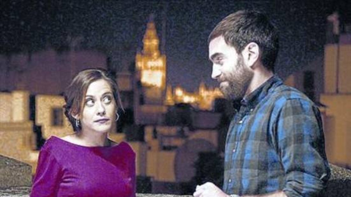 María León y Jon Plazaola, en la telecomedia 'Allí abajo'.