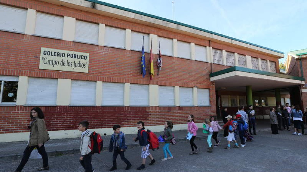 Los alumnos formaron una fila para abandonar el Campo de los Judíos y dirigirse al colegio La Puebla, ayer por la mañana