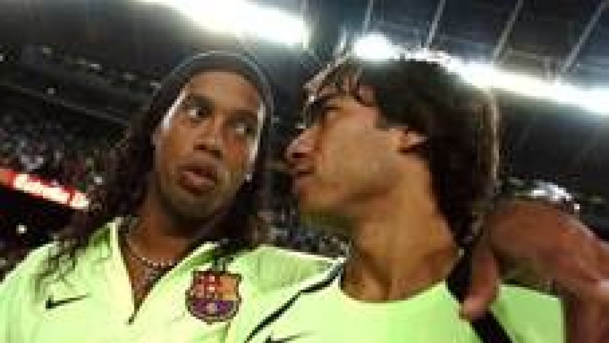 Ronaldinho conversa con Gio tras concluir el partido del Gamper