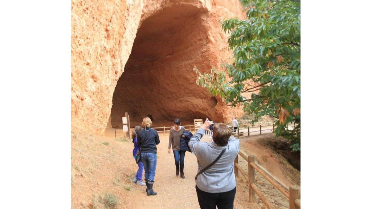 Turistas en un paseo por Las Médulas, en una imagen de archivo.