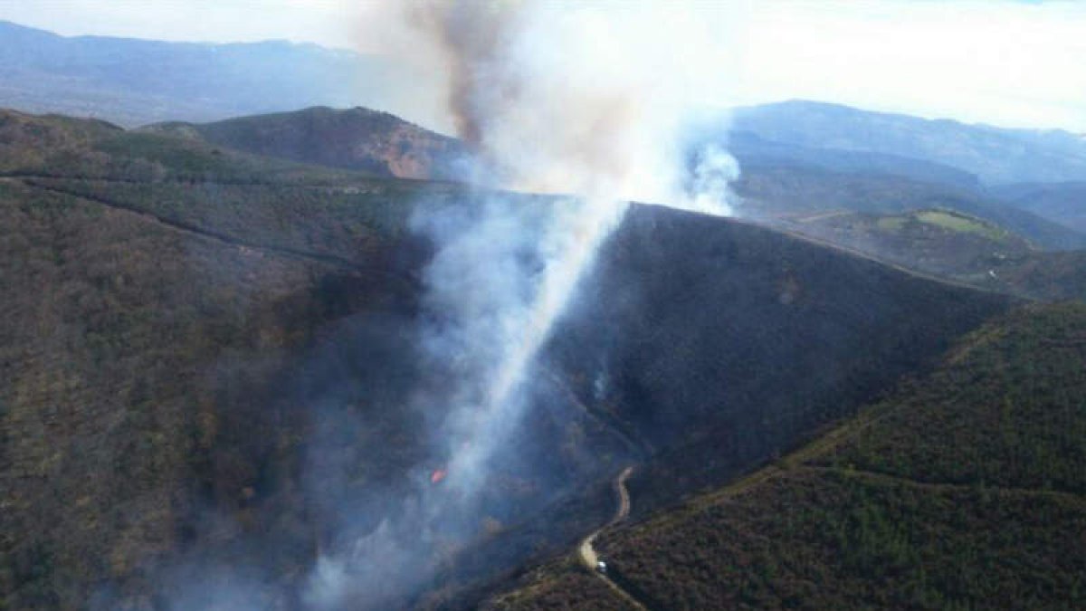 Imagen del incendio registrado en los montes de Dragonte (Corullón) en las últimas horas.