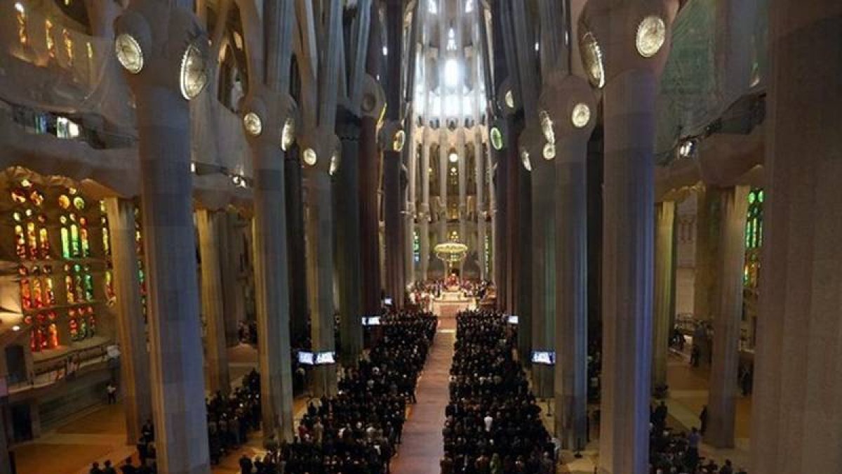 Vista de la basílica de la Sagrada Familia de Barcelona durante el funeral institucional en homenaje a las 150 víctimas del avión de Germanwings que se estrelló en los Alpes