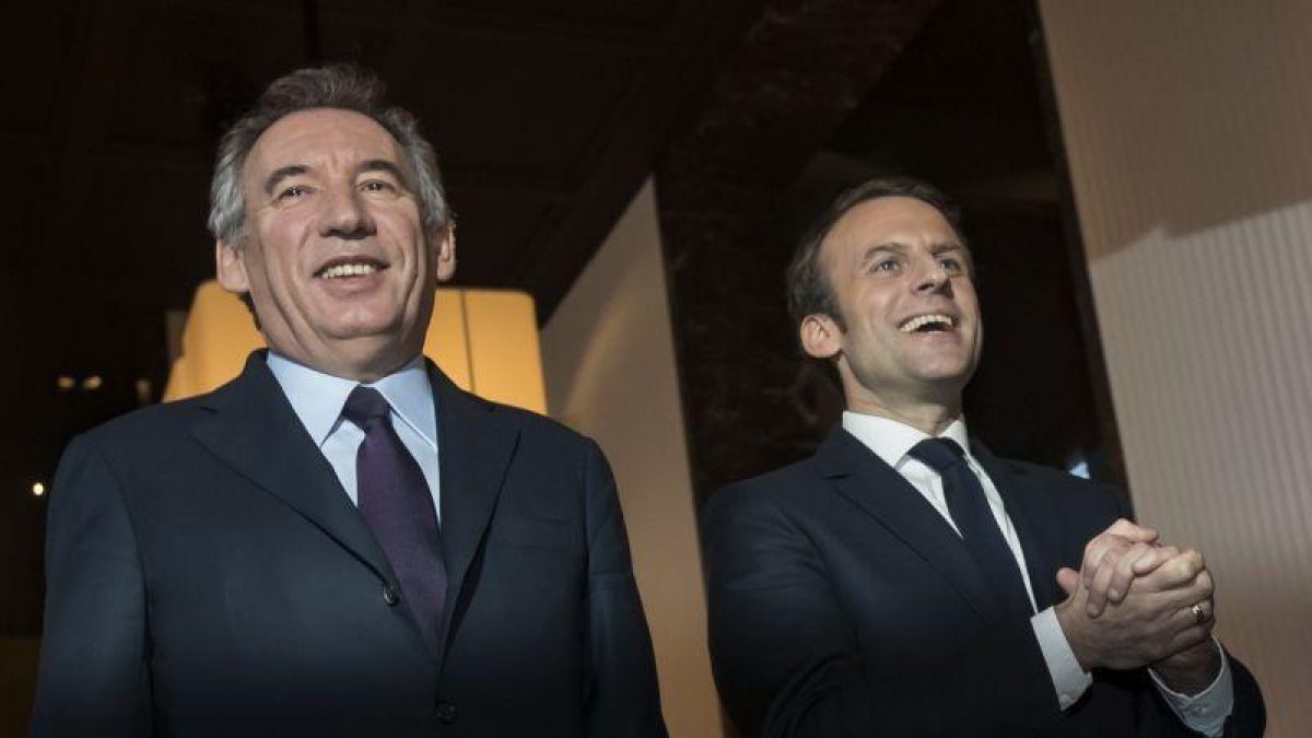 El líder centrista François Bayrou (i) y el candidato socio-liberal Emmanuel Macron (d) antes de la rueda de prensa sobre su alianza electoral celebrada en París, Francia hoy 23 de febrero de 2017.