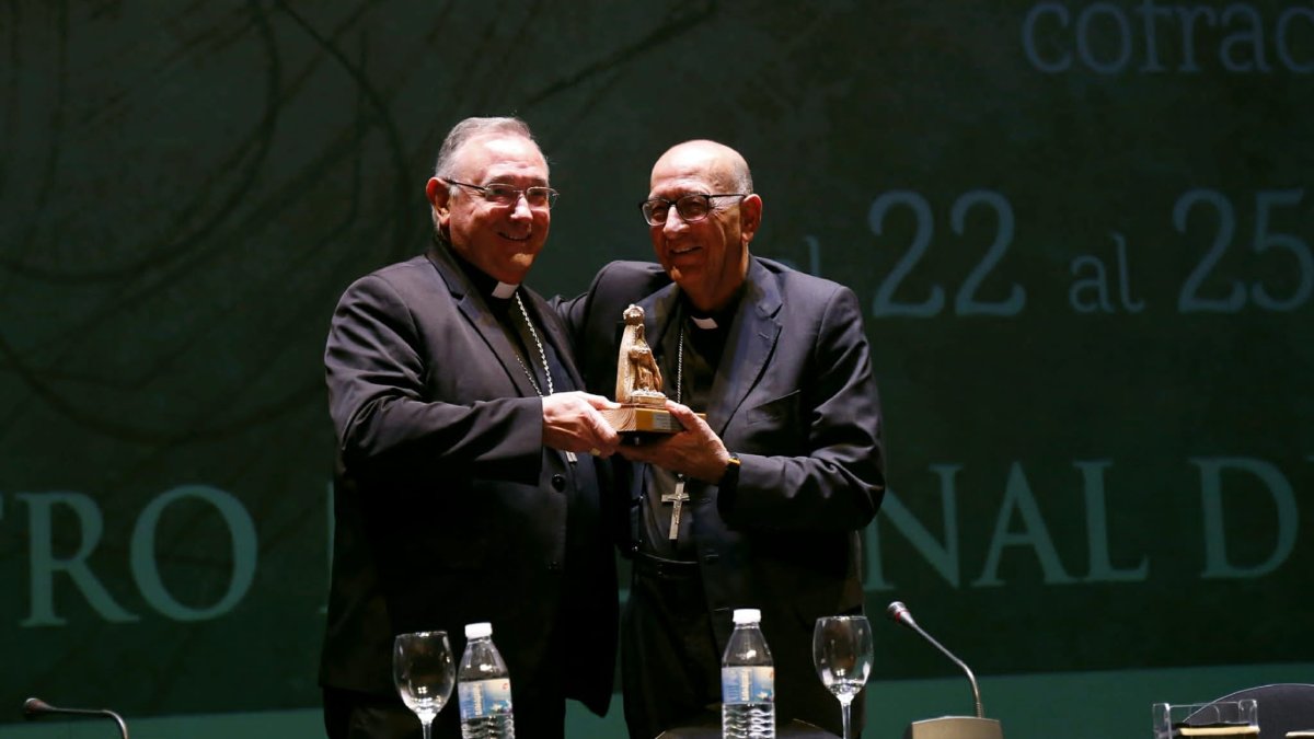 Omella recibe la Virgen del Camino en manos del obispo. FERNANDO OTERO