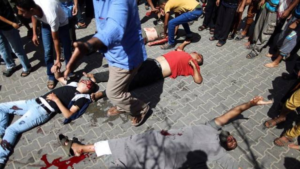 Palestinos heridos en el ataque israelí a una escuela de la ONU en Rafah, este domingo.