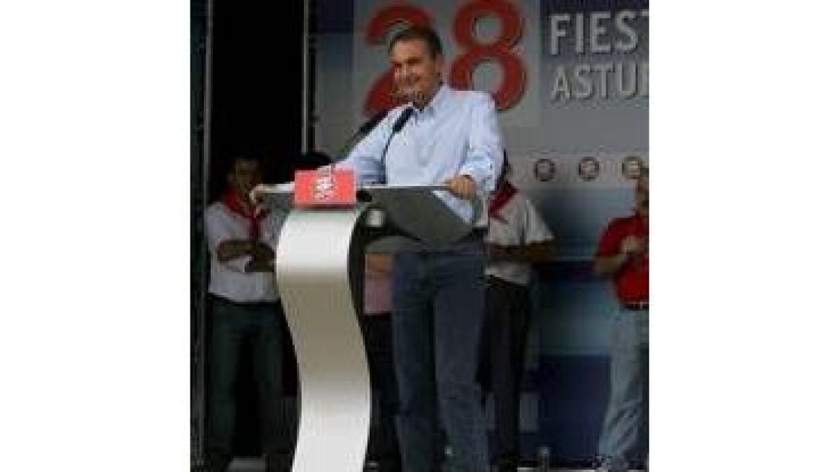 El presidente Zapatero, el domingo en Rodiezmo, donde anunció la rebaja