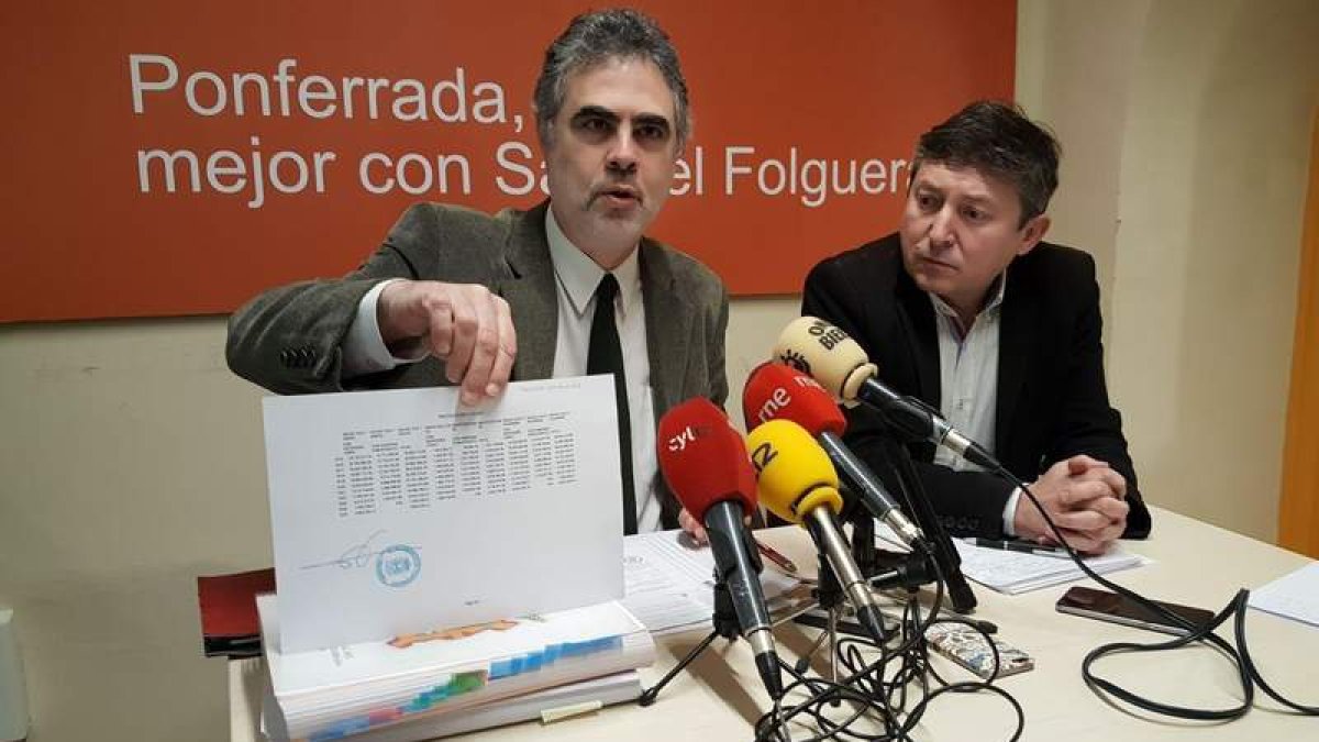 Fernando Álvarez y Samuel Folgueral, ayer en la rueda de prensa en la que se criticó a la alcaldesa. DL
