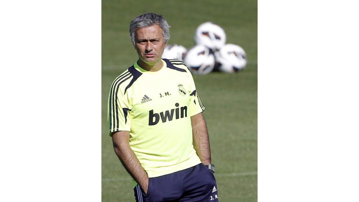 Mourinho entrenó ayer en el Bernabéu a puerta cerrada.