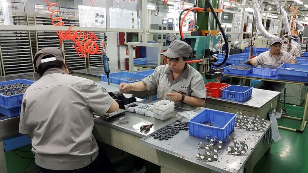 Trabajadores ensamblan chips y otros componentes en la empresa tecnológica Yaguang, en la ciudad sureña de Guiyang, China.