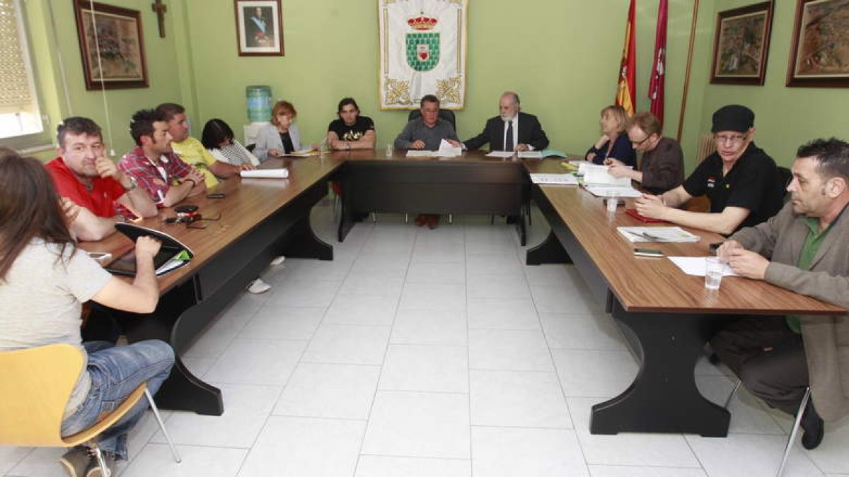 Concejales del equipo de gobierno y de la oposición durante la sesión plenaria en Valverde.