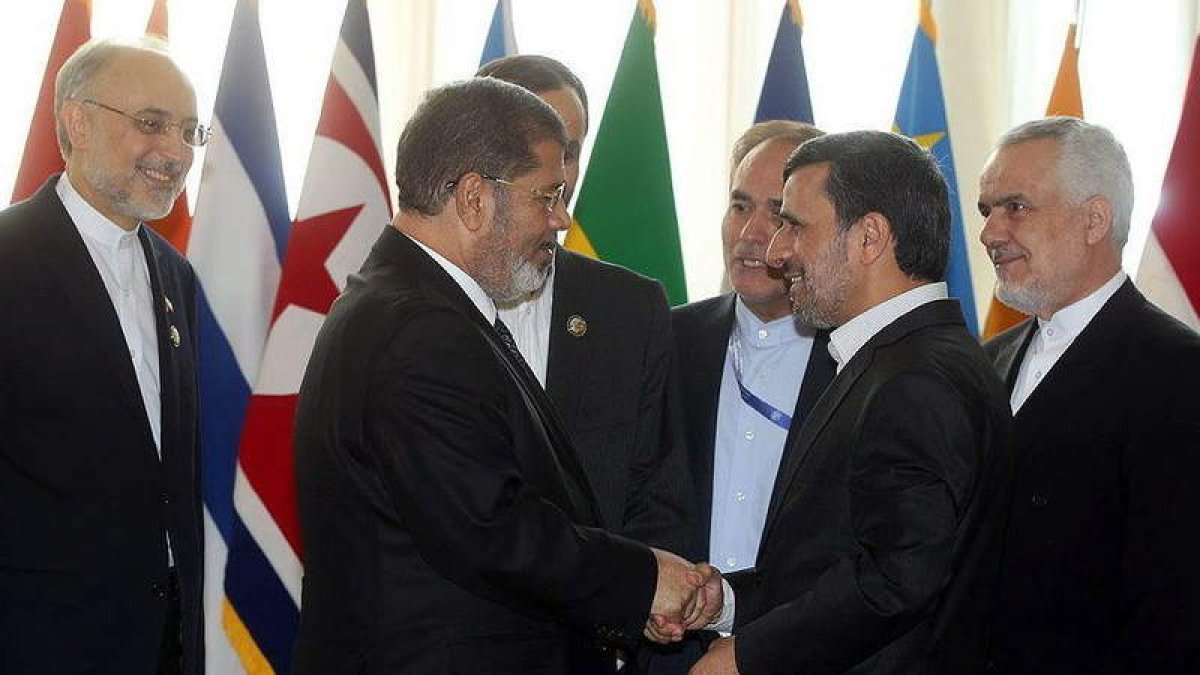 El presidente egipcio, Mohamed Mursi, saluda al líder iraní, Mahmoud Ahmadineyad.