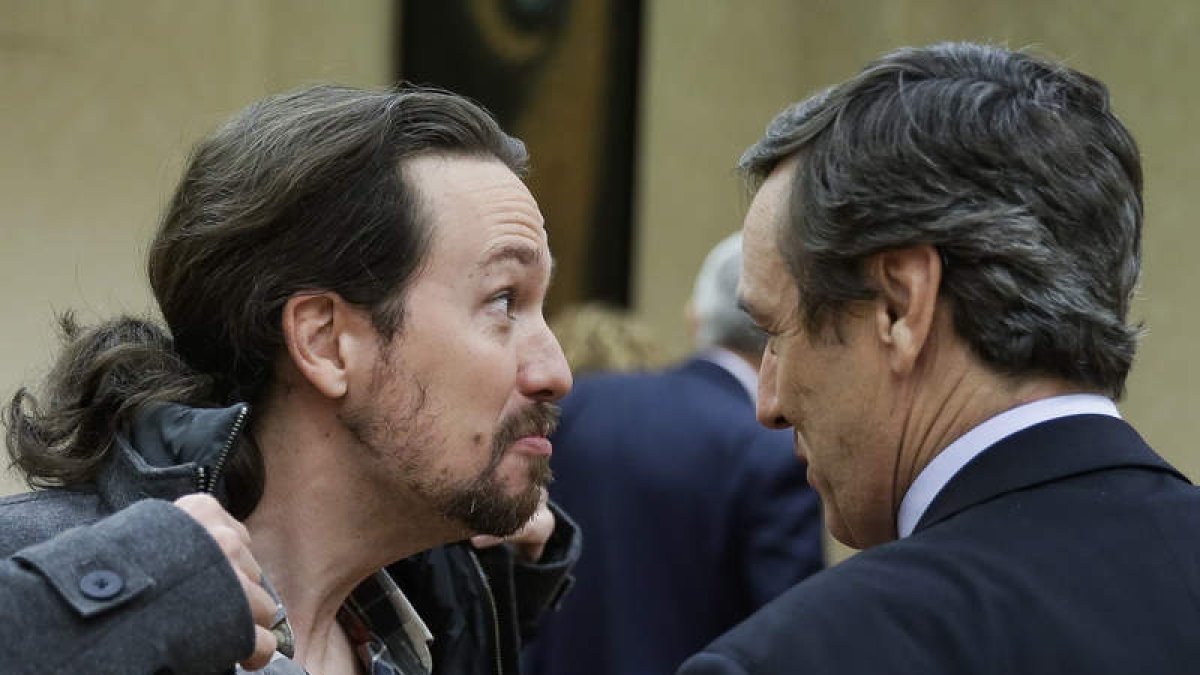 Pablo Iglesias y Rafael Hernando (PP), en el Congreso. E. NARANJO