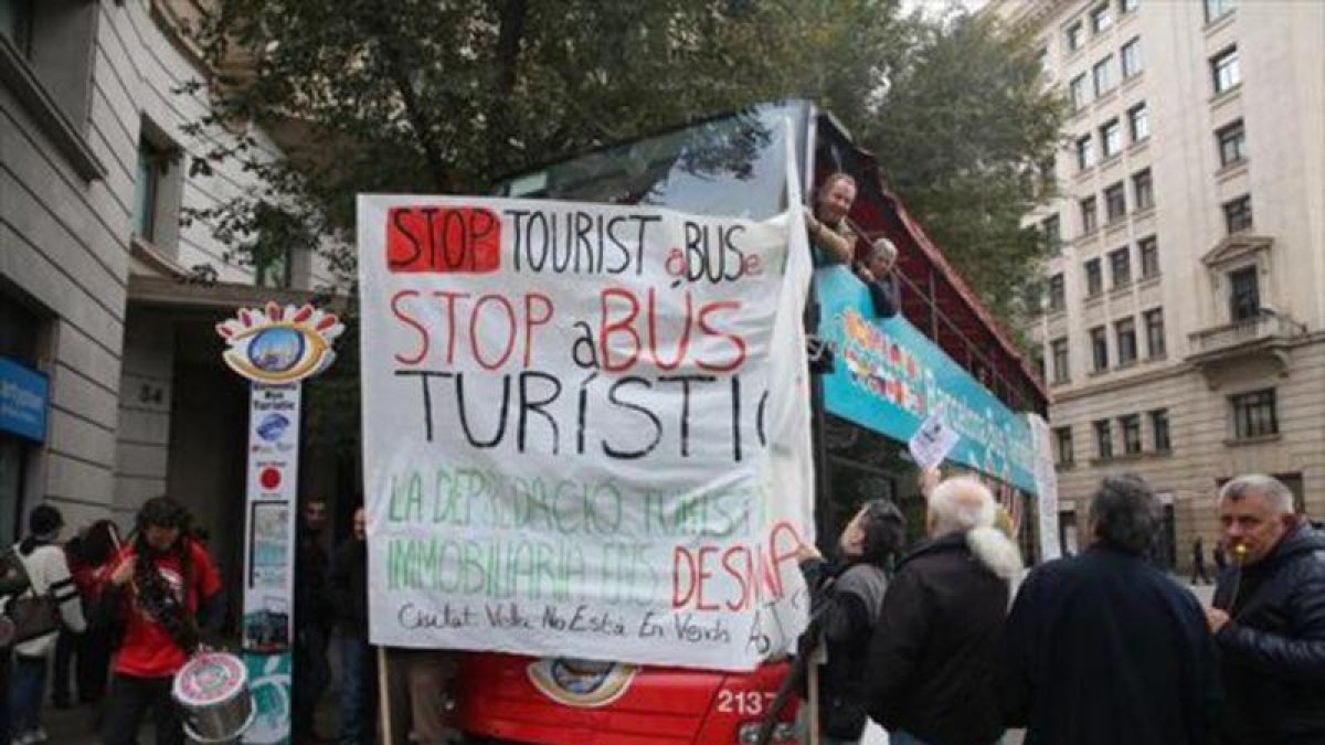 Una anterior protesta ciudadana, pacífica, contra el Bus Turístic en la plaza de Antoni Maura.