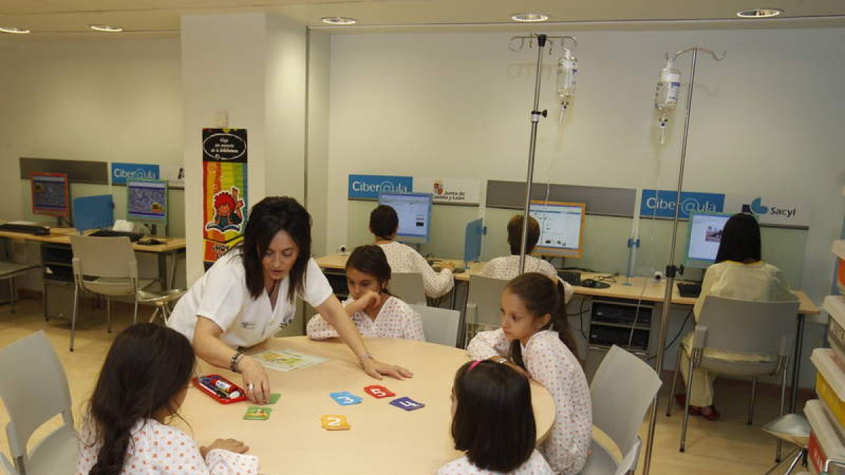 La profesora, Gloria González, trabaja con los menores ingresados en el Hospital de León.