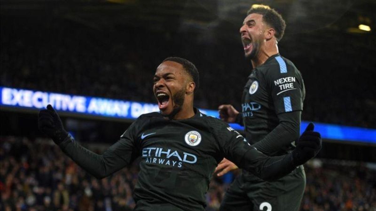 Sterling y Walker celebran el gol del primero, el de la victoria del City en Huddersfield.