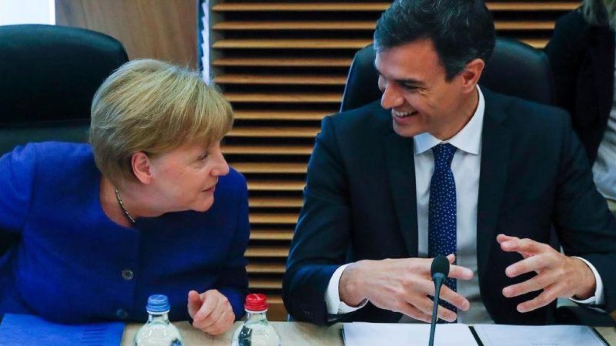 Pedro Sánchez conversa con Angela Merkel en el Consejo Europeo del pasado 24 de junio.