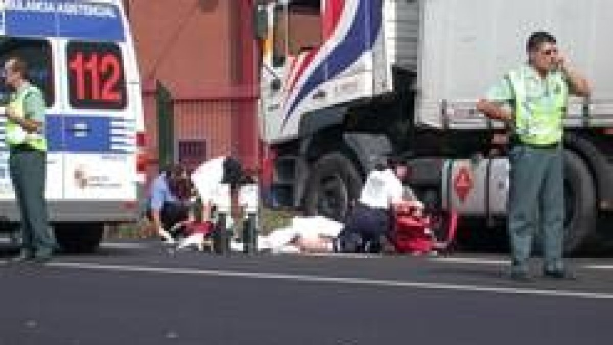 El camionero, tendido en el suelo, fue asistido por el personal sanitario del Sacyl