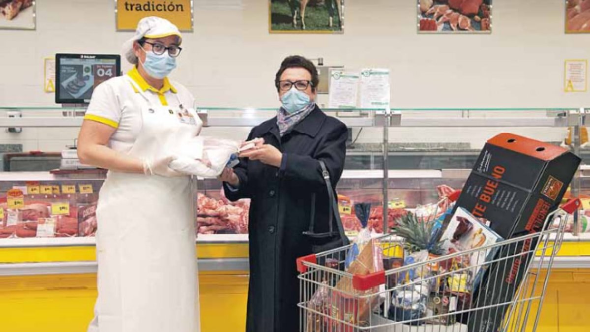 Sor Isabel, de la Asociación Leonesa de Caridad recoge los productos en el supermercado Alimerka del centro comercial Reino de León. DL