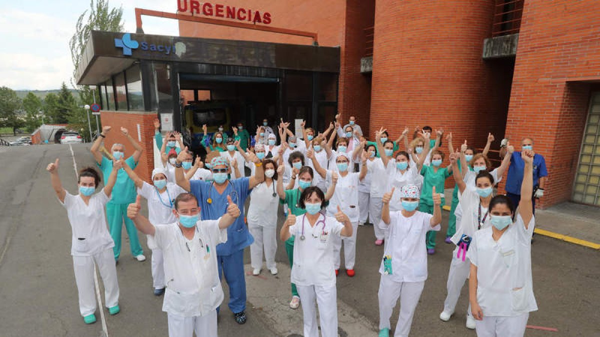 Sanitarios del Hospital El Bierzo, en una imagen tomada durante la pandemia. L. DE LA MATA