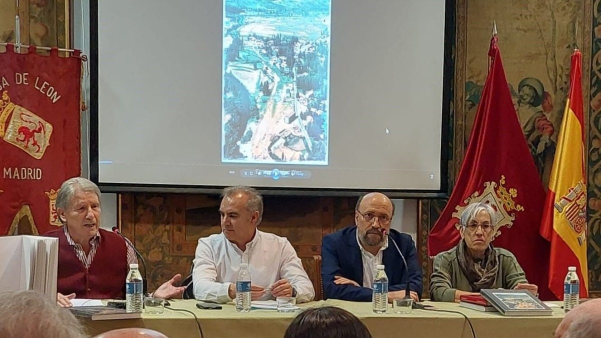 Momento de la presentación del libro de Enrique Martínez Pérez, el pasado viernes. CASA DE LEÓN