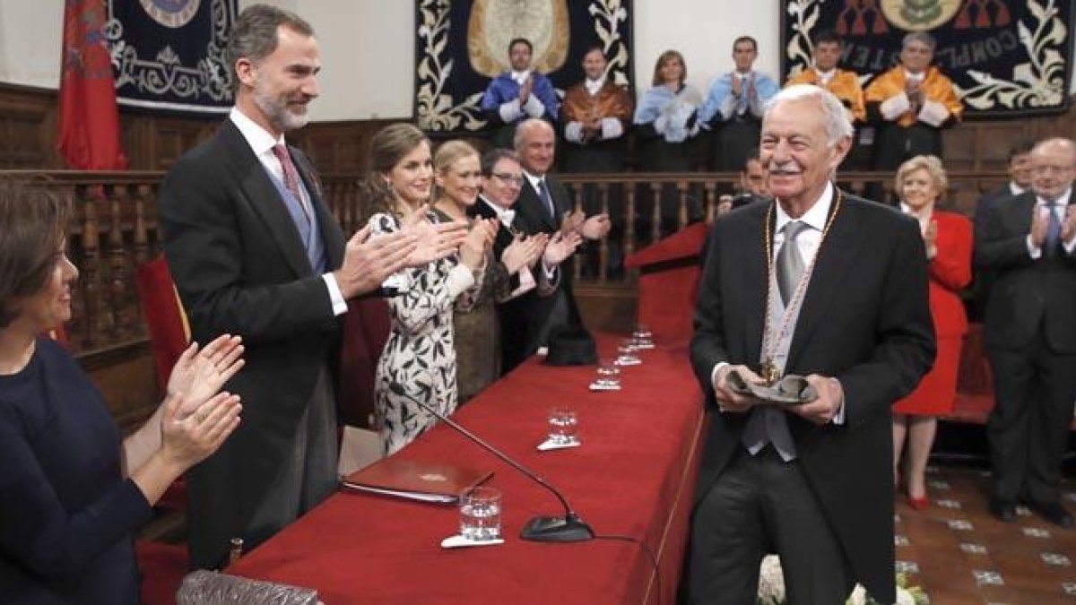 El escritor Eduardo Mendoza recibió hoy el Premio Cervantes de manos del rey Felipe.