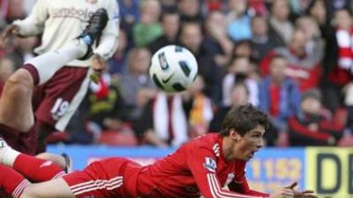 Torres se lamenta tras fallar una ocasión de gol durante el partido Liverpol-Sunderland.