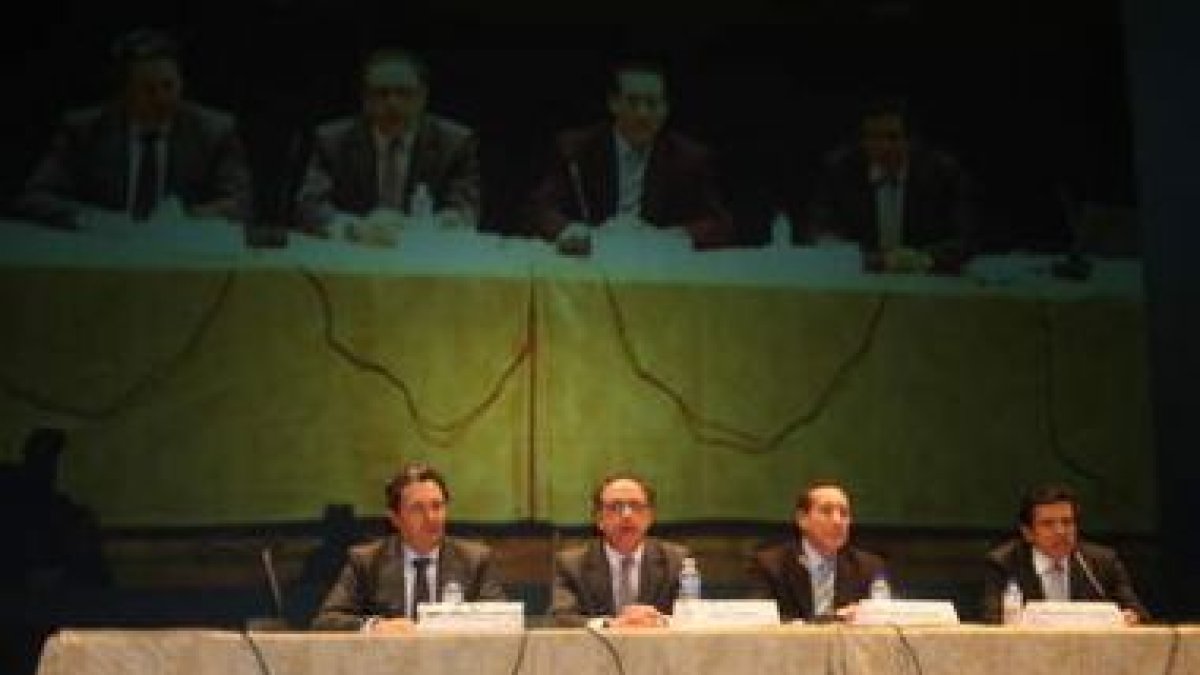 Chamorro presidió la inauguración del congreso de neuroraquis.