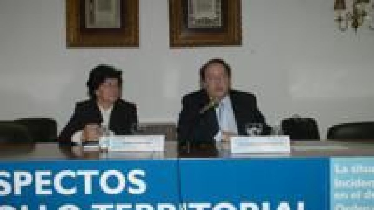 Asunción Orden Recio y Eduardo Fernández, ayer durante su intervención
