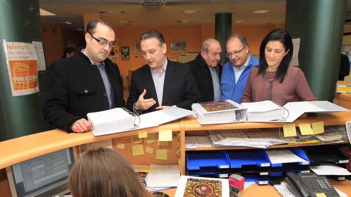 Morala, Prada, Frá, Eduardo Fernández y Silvia Franco, ayer en el registro de la Junta.