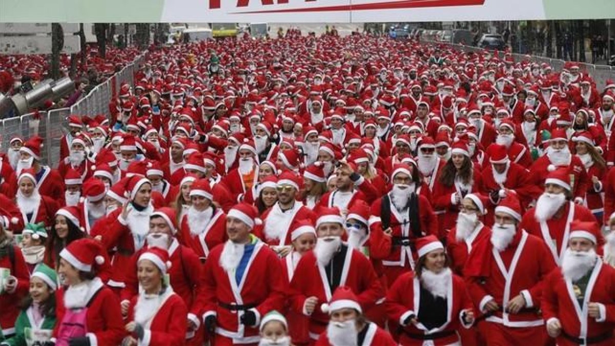 Vista general de la carrera de Papa Noel celebrada en Madrid.