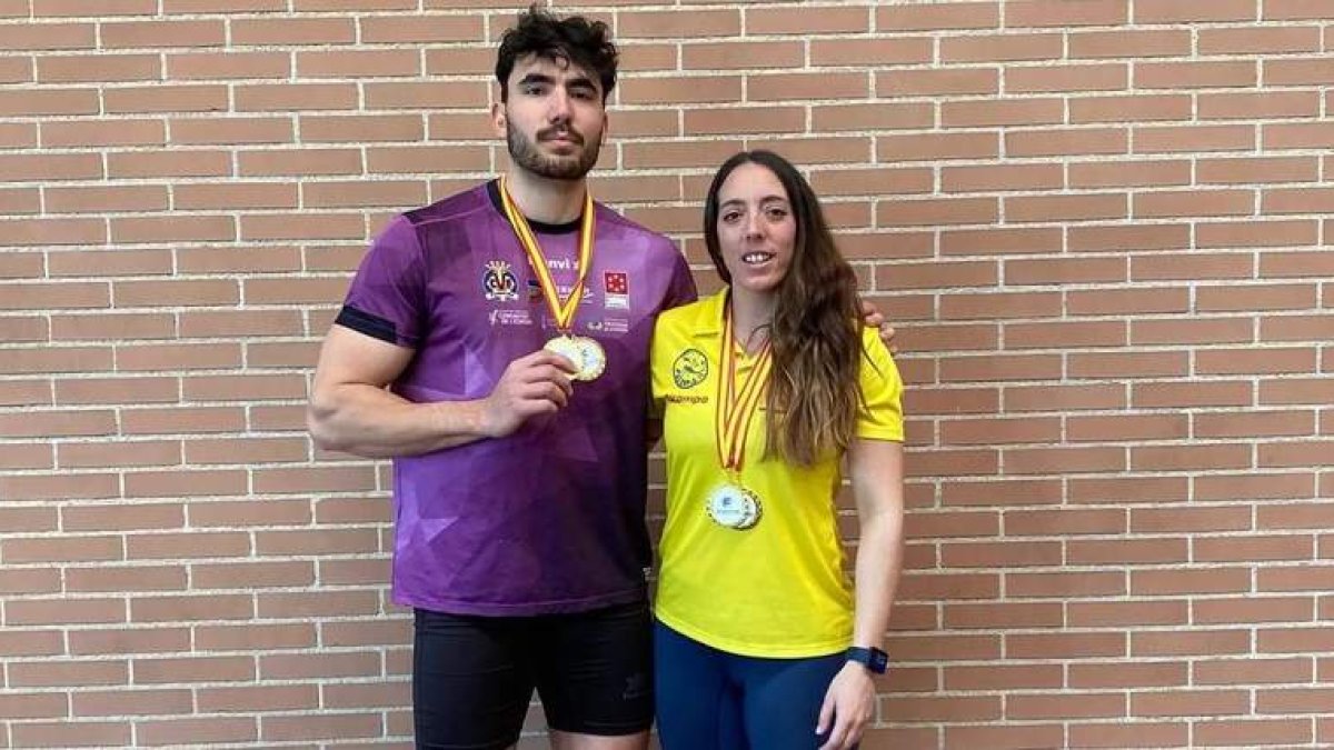 Diego Casas e Inés Venero con sus medallas de oro. DL