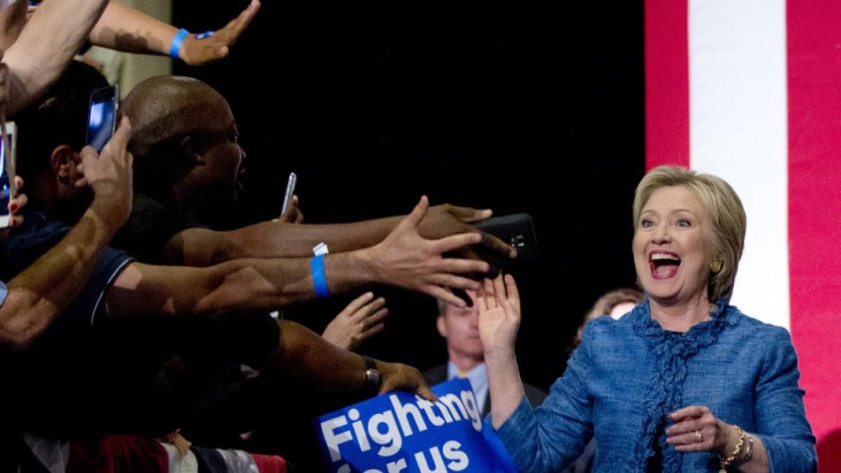 Hillary Clinton saluda a sus seguidores a su llegada a un acto electoral en Palm Beach (Florida).
