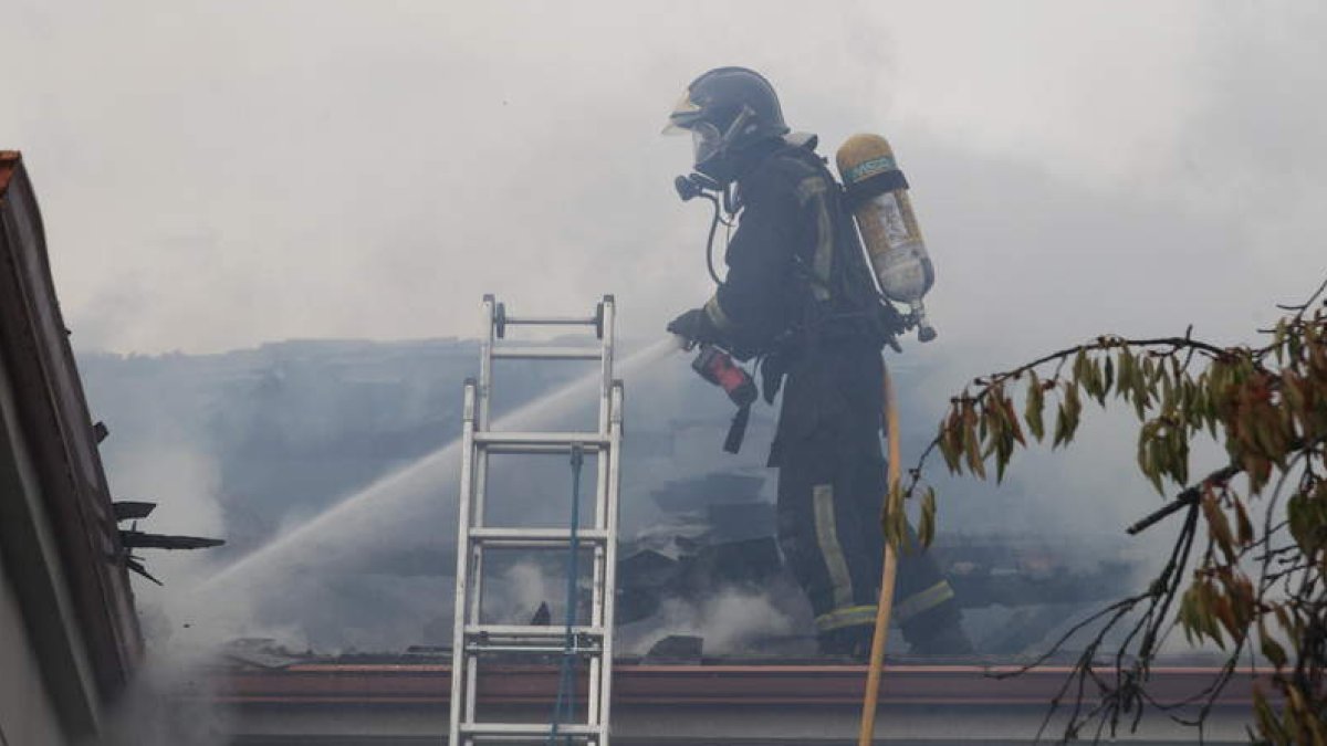 Los bomberos se emplearon a fondo para sofocar las llamas, que comenzaron en la chimenea de la caldera de la casa.
