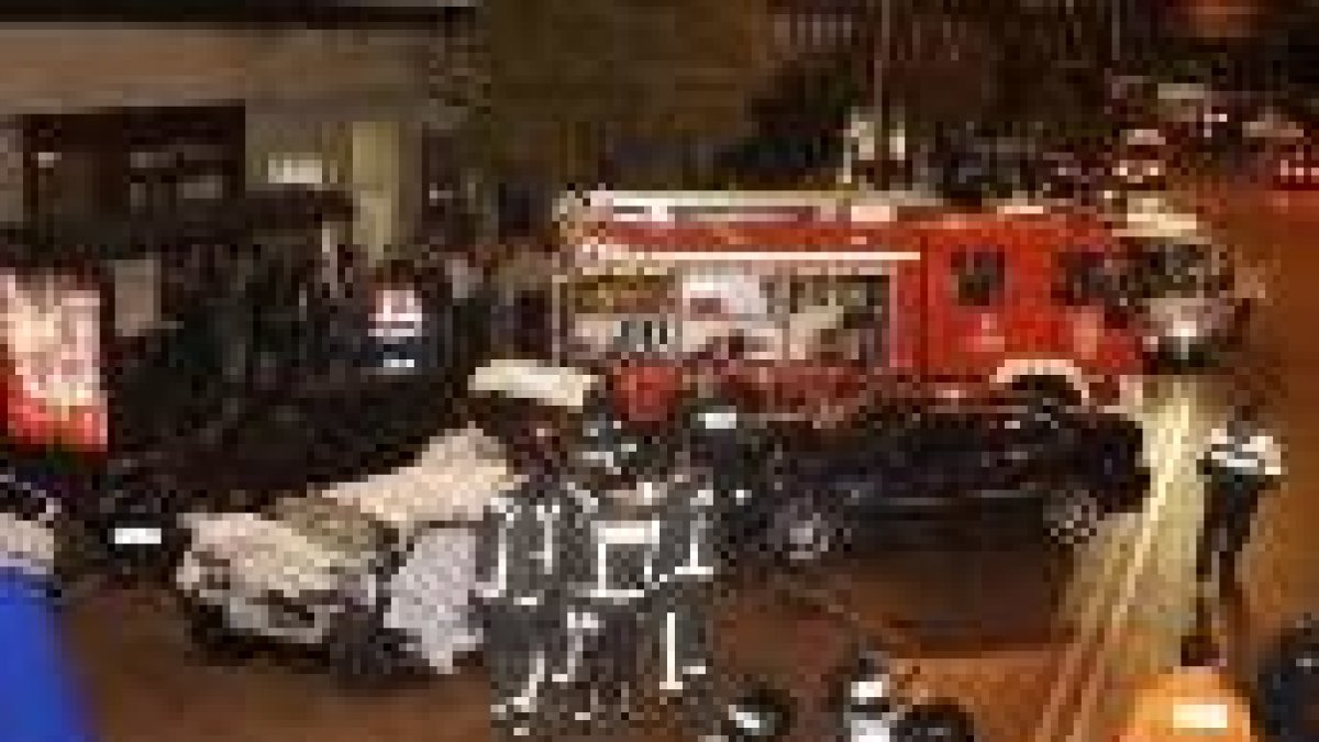 Los bomberos sacan los cuerpos de los dos fallecidos del Citroën AX
