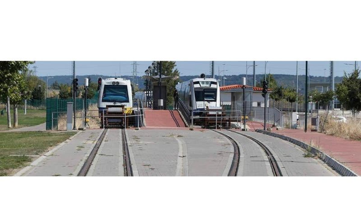 Inicio del trayecto del nuevo tren turístico e histórico en León, sobre el apeadero de vía estrecha en la Asunción. FERNANDO OTERO