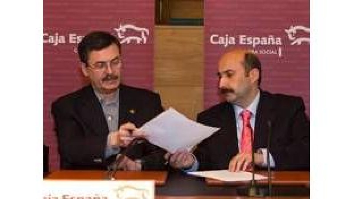 García Lorente y Fernández Corral, durante la firma del convenio