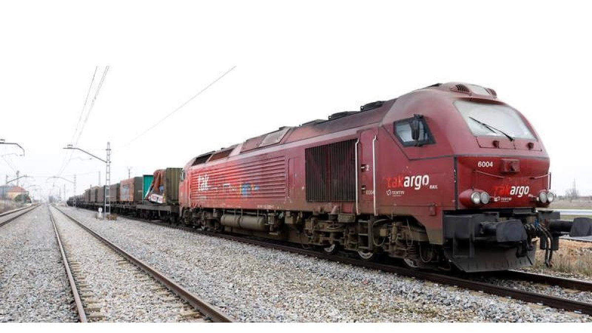 Un tren maniobra en la estación de Villadangos con carga para la empresa siderúrgica de Coated Solutions León. MARCIANO PÉREZ