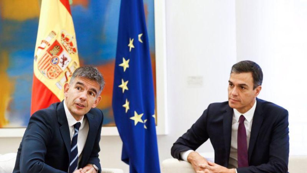 El presidente del Gobierno, Pedro Sánchez , conversa con el presidente de Google Europa, Matt Brittin, en la Moncloa.