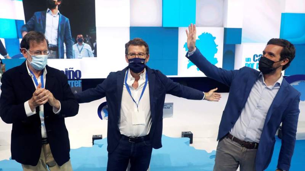 Rajoy, Feijóo y Casado ayer, en el congreso del PP gallego. XOAN REY