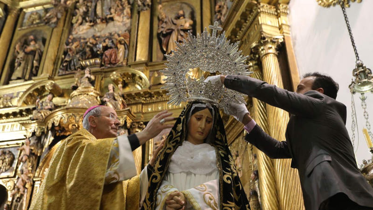 El obispo de Astorga, ayudado por un auxiliar, en el momento de coronar a la Virgen