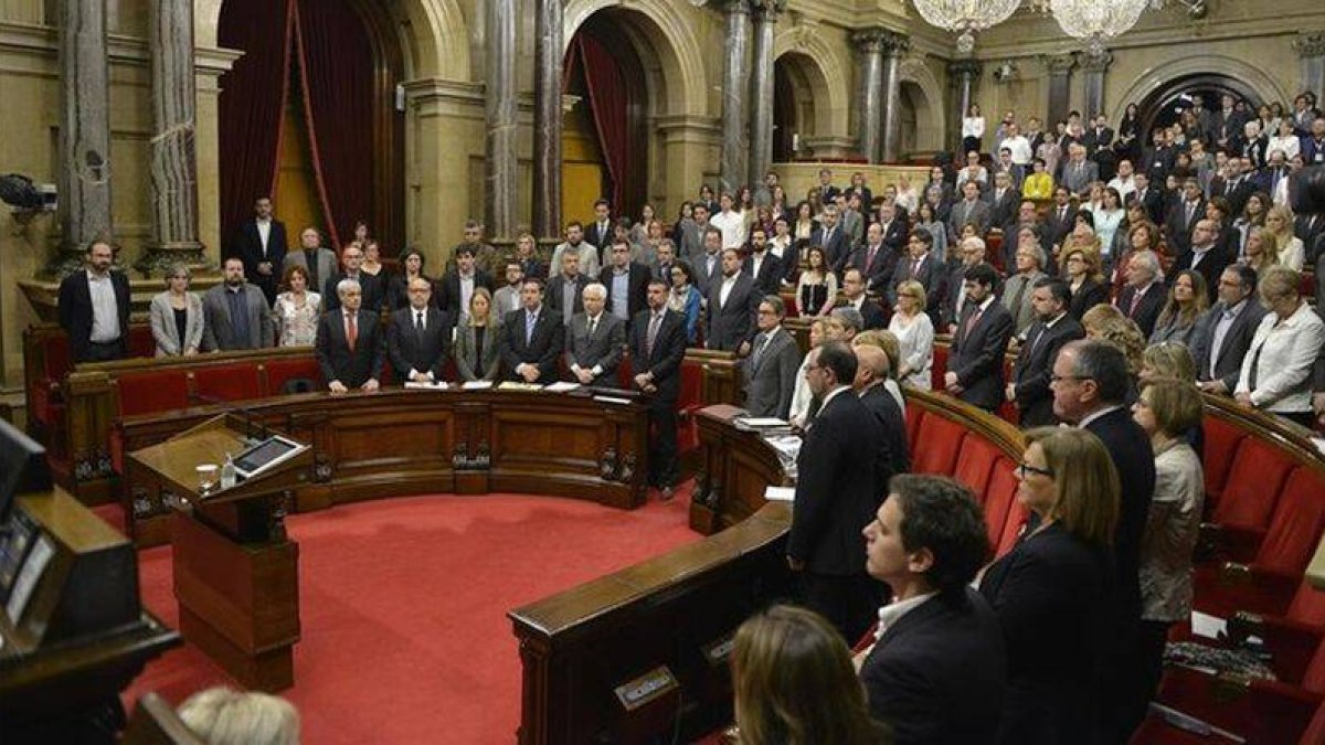 Minuto de silencio en el Parlament en homenaje a las víctimas del accidente de Germanwings, el pasado 15 de abril.